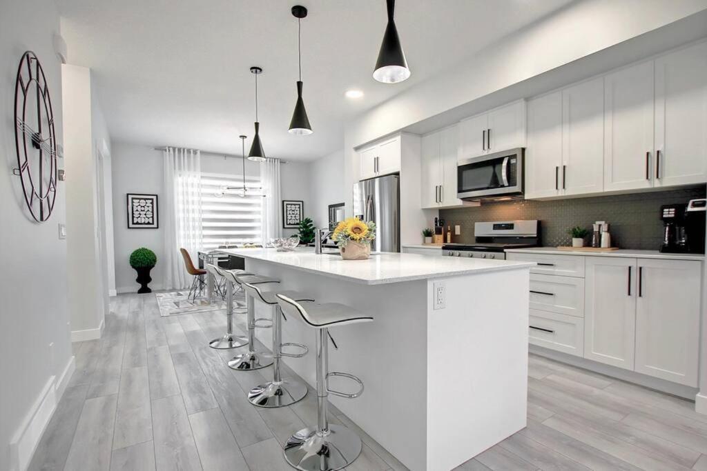 Beautiful 3Bed-With Ac-Close To Spruce Meadows & Mountains YYC Exterior photo
